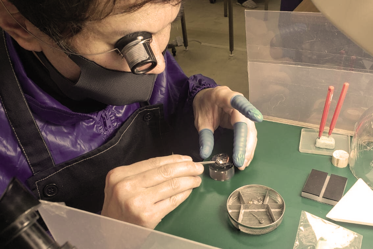 腕時計を分解掃除する寺本幸詞。