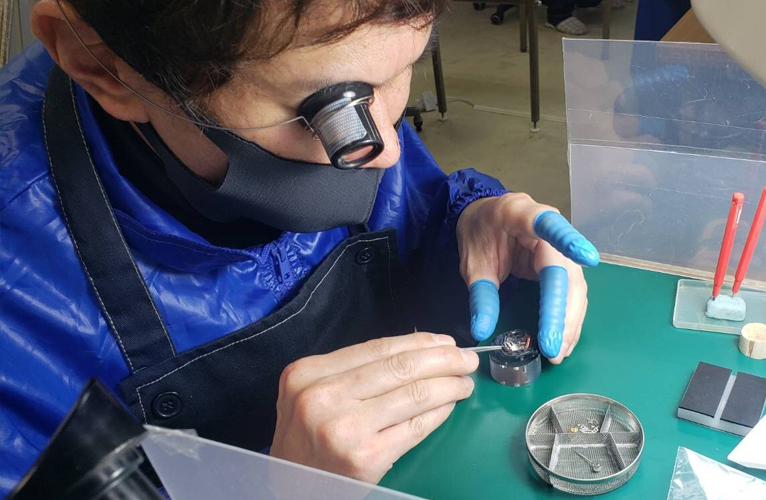 分解修理した時計を組み立てる時計技能士の寺本幸詞