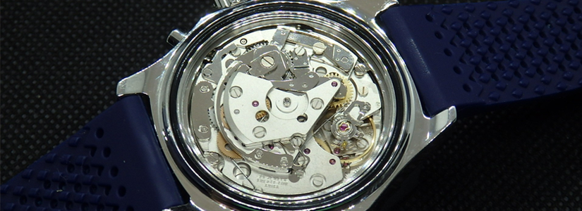 自動巻き腕時計をオーバーホールする為、分解修理中の画像