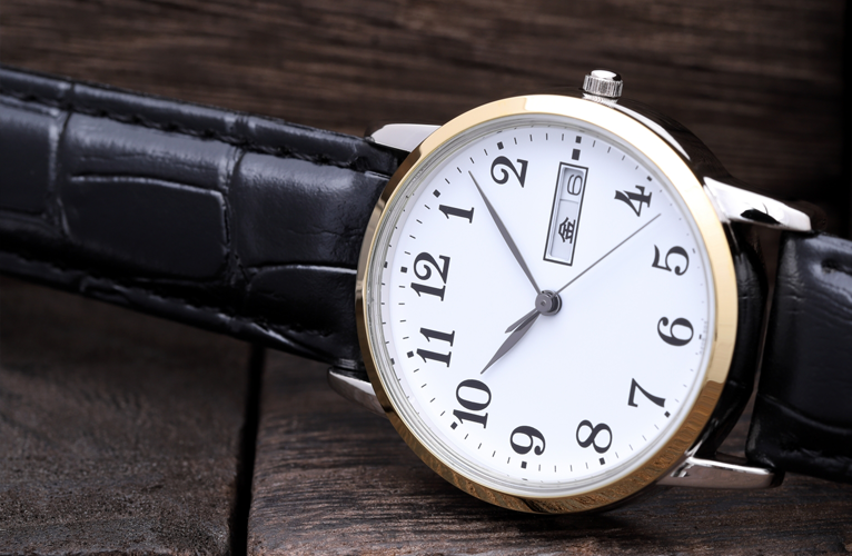 痛んだレザーベルトを外して新品のレザーベルトに交換した腕時計