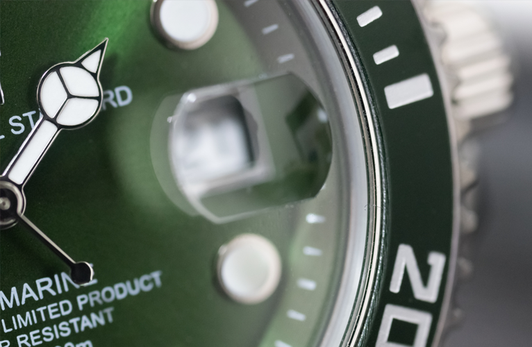 新しくガラスを交換かんしたばかりの三針機械式腕時計