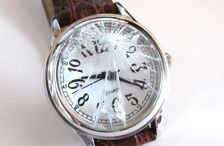 過って落としてガラスにヒビが入ってしまったクオーツ式腕時計