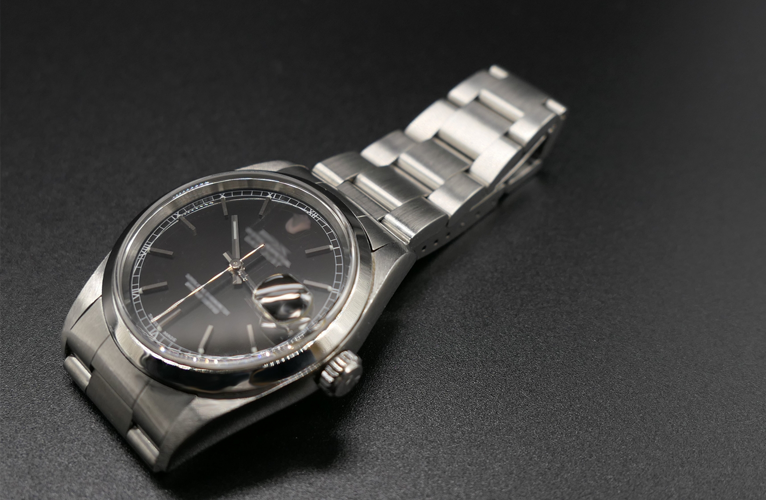 時計本体及びメタルベルトも研磨が終わった自動巻き腕時計