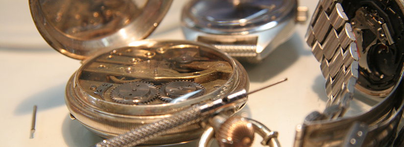 懐中時計やアンティーク時計のメンテナンス中の画像