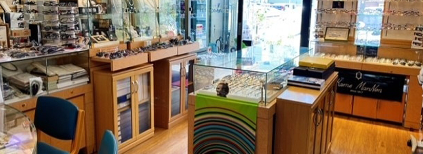 時計修理工房テラモトの店内