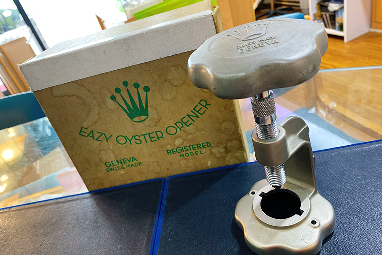 EASY OYSTER OPENER GENEVA SWISS MADE REGISTERED MODEL