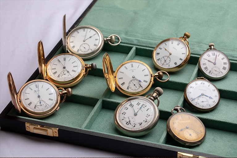寺本晴信の懐中時計コレクションの一部