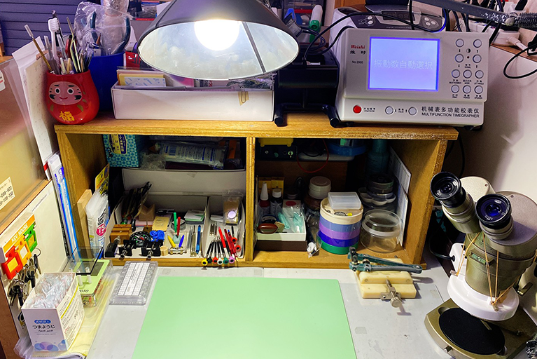 時計の作業台はいちも綺麗に整理整頓されている