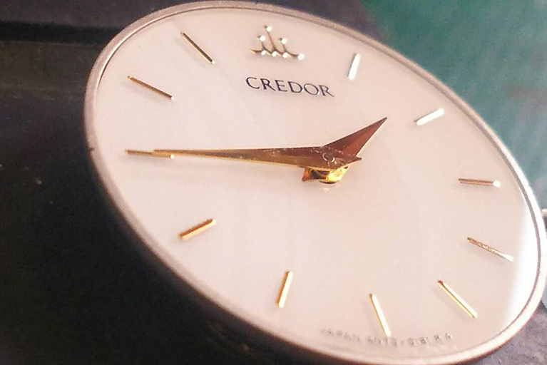 ベルト交換のためベルトを外した腕時計