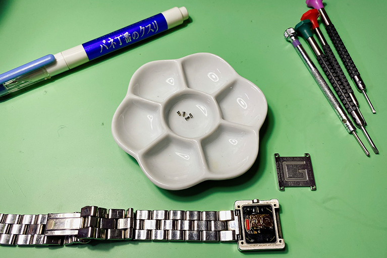 クォーツ式腕時計の電池交換中